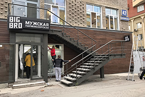Вывеска «Мужская парикмахерская BIG BRO» на административном здании, Октябрьская, 42